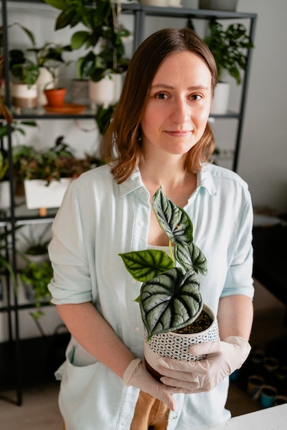 Free photo woman holding plant pot