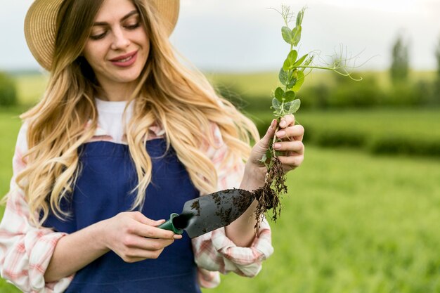 植物を保持している女性