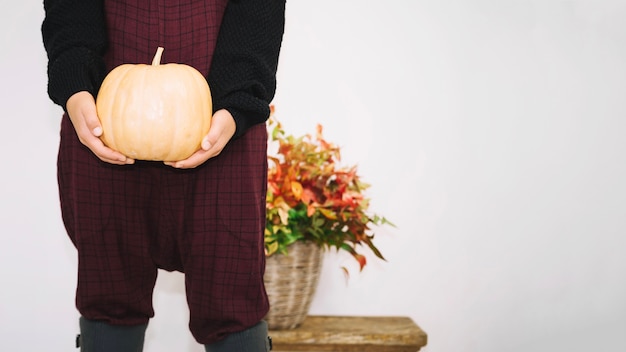 Free photo woman holding pumpkin