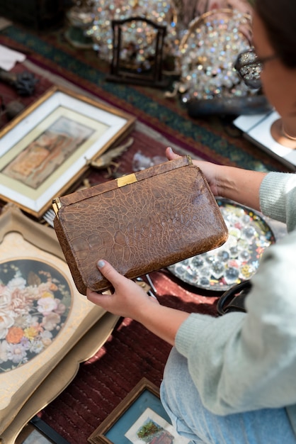 Foto gratuita borsa della holding della donna al mercato dell'usato