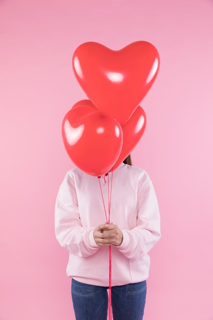 Foto gratuita donna con palloncini rossi