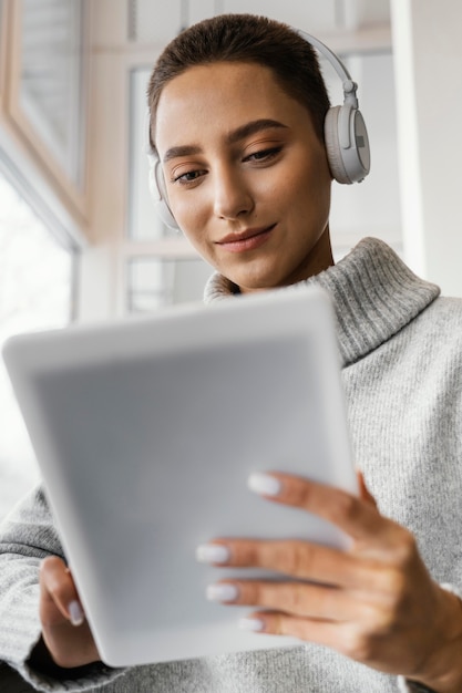 Foto gratuita primo piano della compressa della tenuta della donna