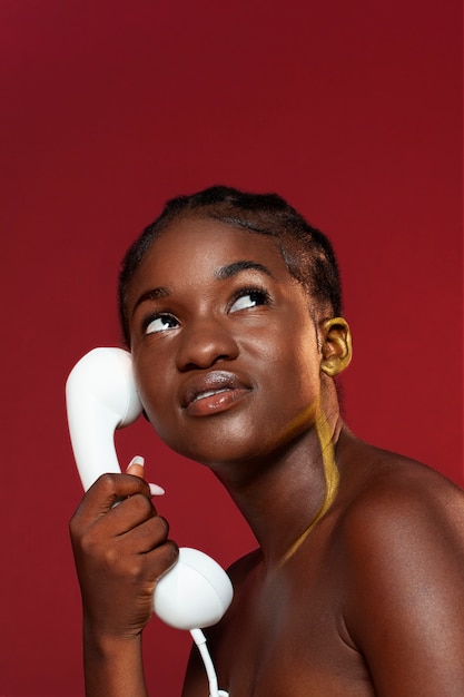 Foto gratuita vista laterale del telefono della holding della donna