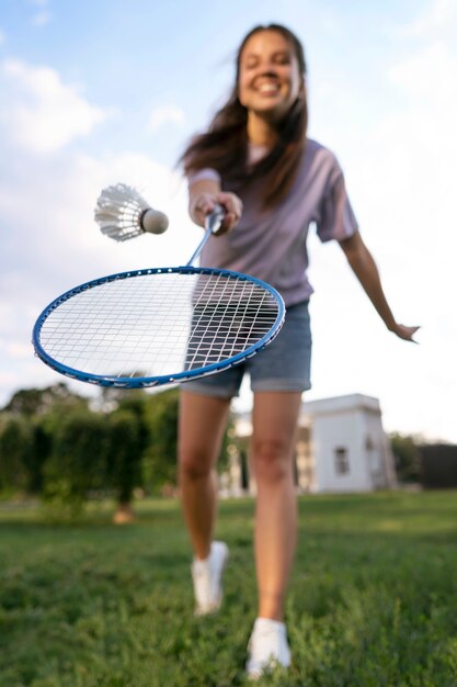 テニス ラケットのフル ショットを保持している女性