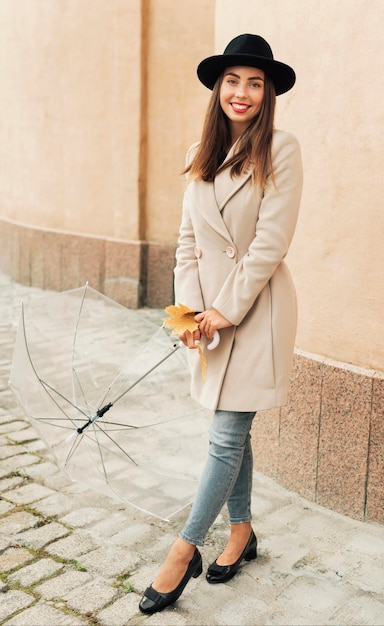 Женщина, держащая прозрачный зонтик