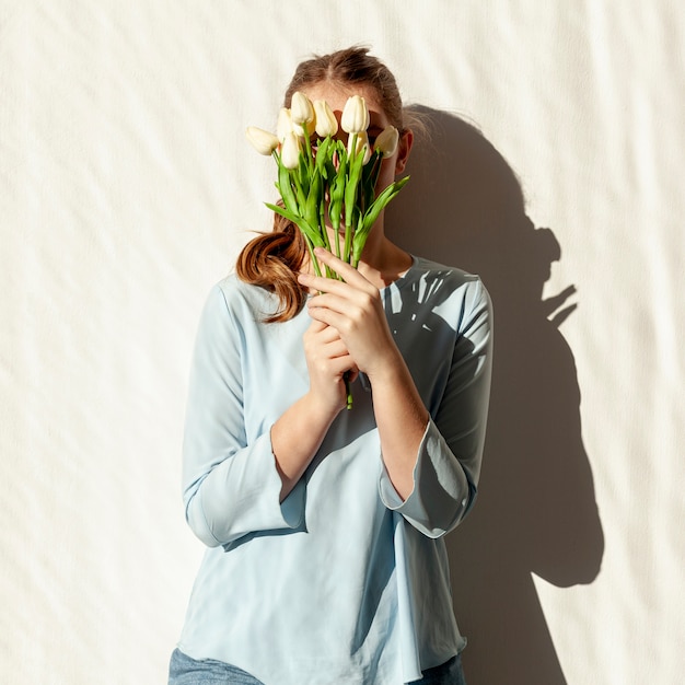 Женщина держит букет тюльпанов