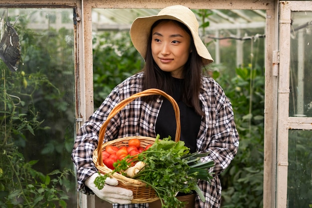 無料写真 野菜バスケットの正面図を保持している女性