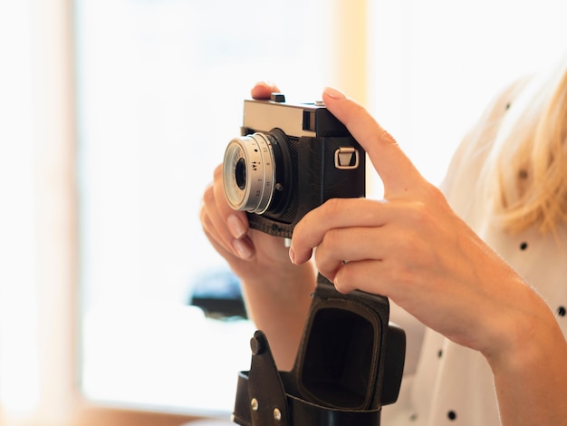 Foto gratuita donna che tiene una macchina fotografica d'epoca