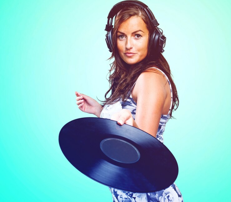 Free Photo woman holding a vinyl