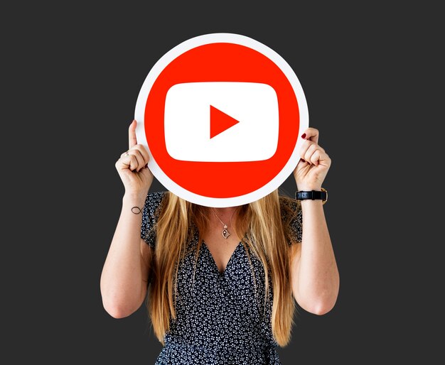 YouTubeのアイコンを持っている女性