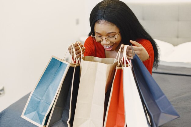 女性はカラフルな買い物袋を持っています