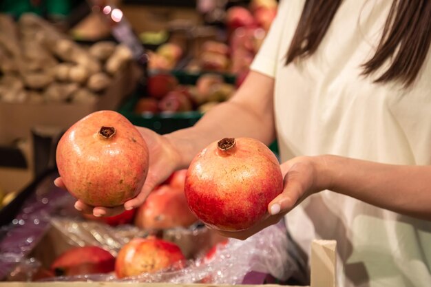 女性は店や市場でザクロを接写