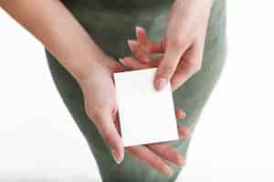무료 사진 여자는 그녀의 손에 흰색 카드를 보유