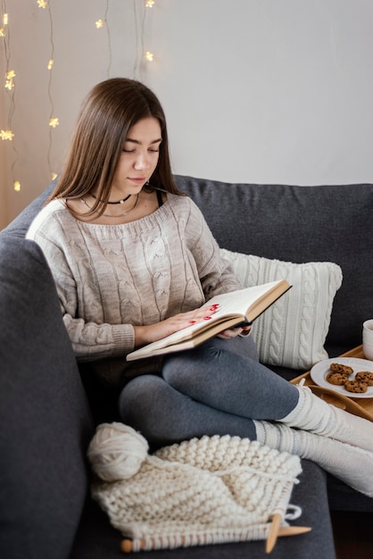 Free photo woman at home drinking tea