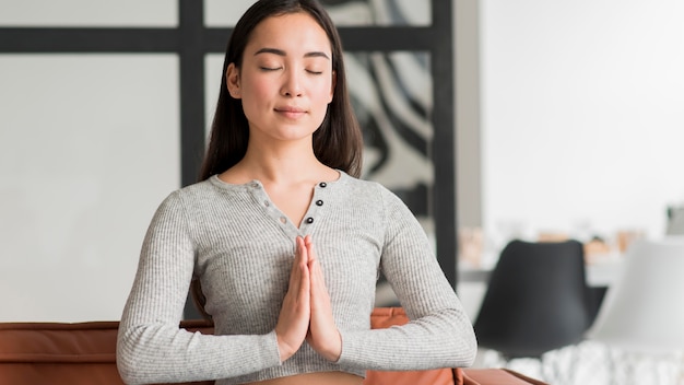 Foto gratuita donna a casa meditando