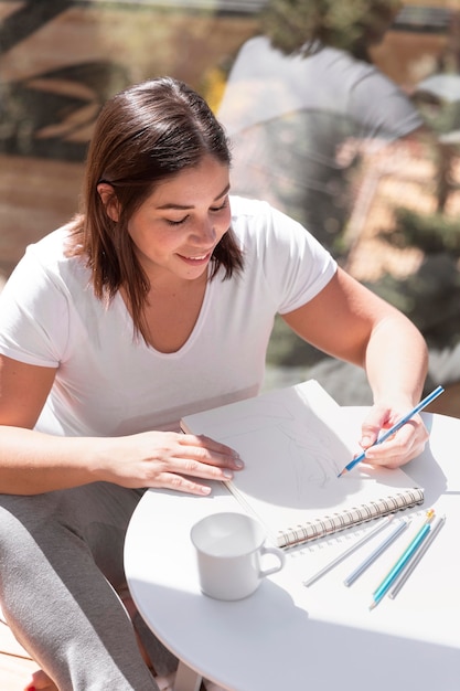 Foto gratuita la donna a casa pittura