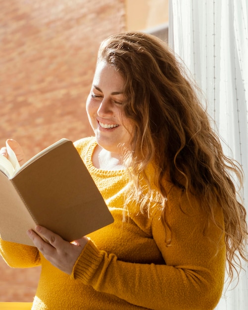 Free photo woman at home reading