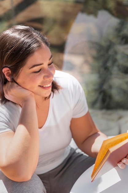 Foto gratuita lettura della donna a casa