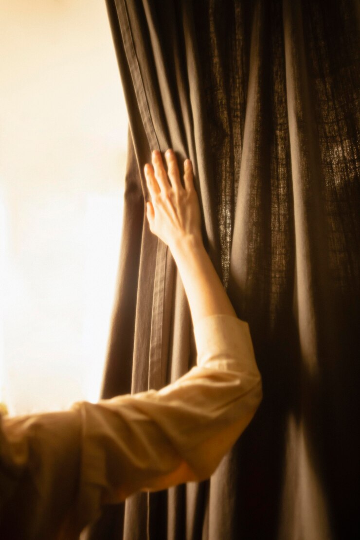 मुफ़्त फोटो woman at home with mysterious day lights around her
