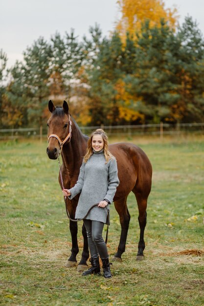 ランチョで馬に乗った女性。乗馬、趣味の時間。動物と人間の概念