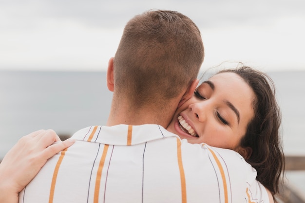 Foto gratuita donna che abbraccia maschio