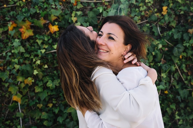 Free photo woman hugging woman