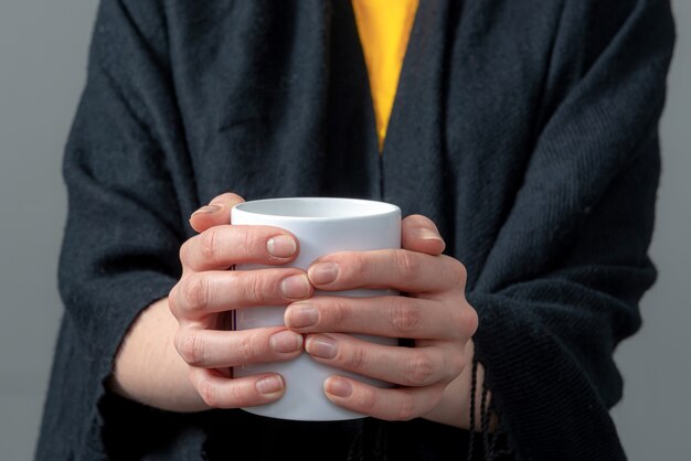 持ち帰り用の飲み物 お茶またはコーヒー を手袋で手に持った紙コップの温かい飲み物 クローズアップ プレミアム写真 持ち帰り用の飲み物 お茶またはコーヒー を手袋で手に持った紙コップの温かい飲み物 クローズアップ プレミアム写真
