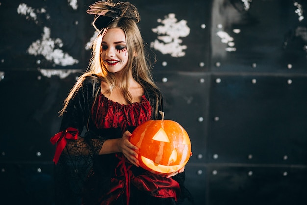 Бесплатное фото Женщина в костюме хэллоуина