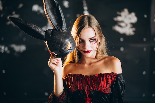 Женщина в костюме хэллоуина