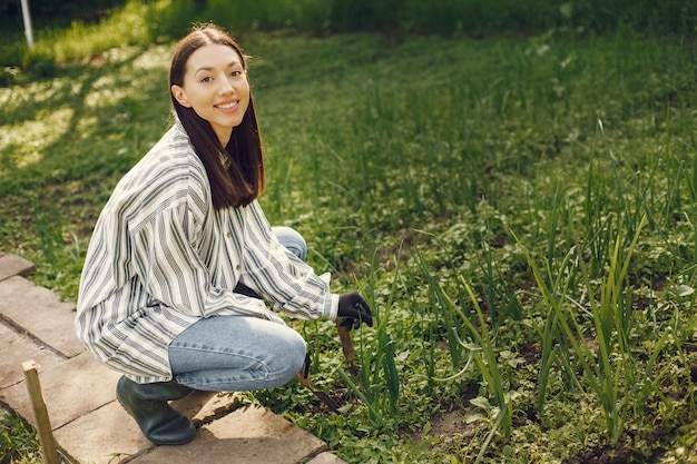 무료 사진 신선한 무를 들고 모자에있는 여자