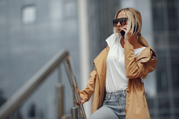 夏の街でスタイリッシュな服の女性 無料の写真