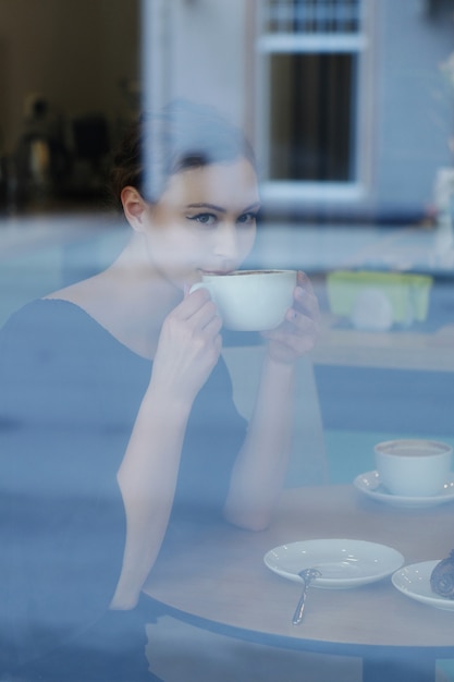 Бесплатное фото Женщина в кафе