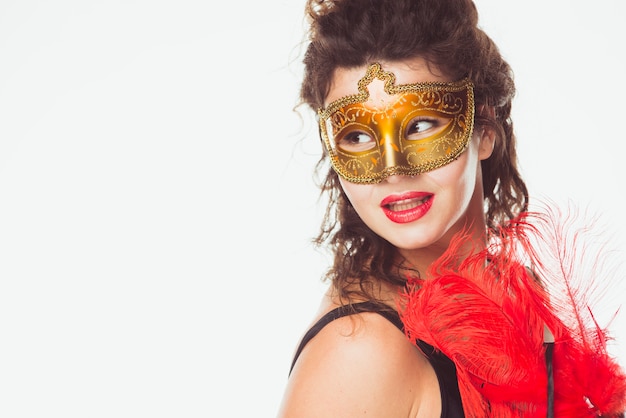 Бесплатное фото Женщина в золотой маске с перьями