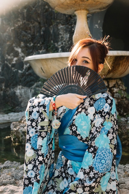 Бесплатное фото Женщина в кимоно