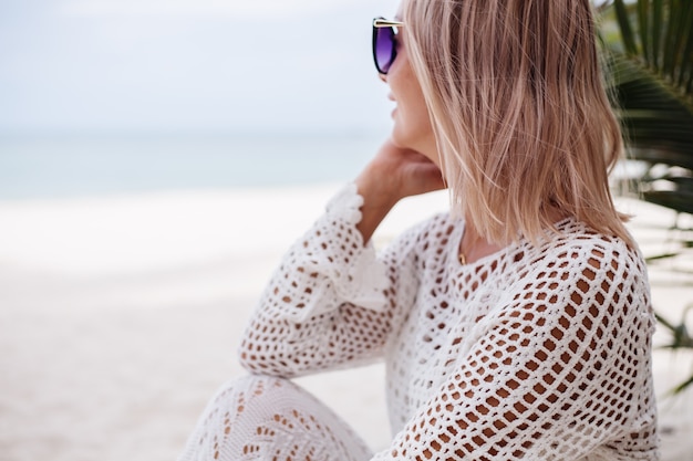 무료 사진 해변에 니트 흰 옷 여자