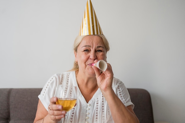 Бесплатное фото Женщина в карантине празднует день рождения с напитком