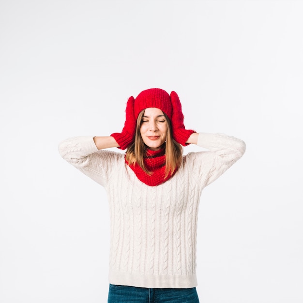 無料写真 耳を覆うセーターの女性