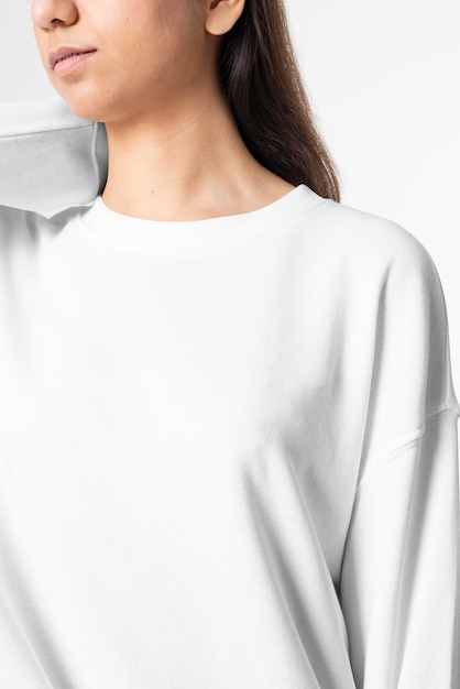 Бесплатное фото Женщина в белой футболке с длинным рукавом мужской модный студийный портрет
