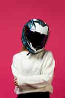 Бесплатное фото Женщина в белом пуловере с мотоциклетным шлемом