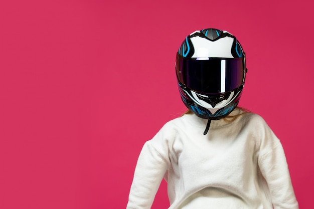 Бесплатное фото Женщина в белом пуловере с мотоциклетным шлемом