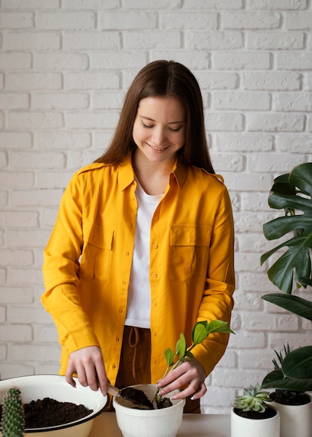 Бесплатное фото Женщина в желтой рубашке, садоводство в помещении