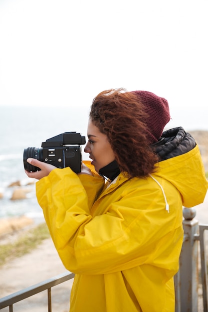 Foto gratuita la donna è impegnata nella fotografia