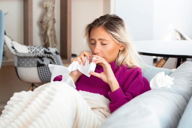 無料写真 女性はインフルエンザにかかっており、彼女は自分自身を助けるために鼻スプレーを使用しています鼻スプレーを使用している女性鼻炎の女性が鼻を垂らしている寒さを助けるために鼻スプレー女性は鼻スプレーを適用します
