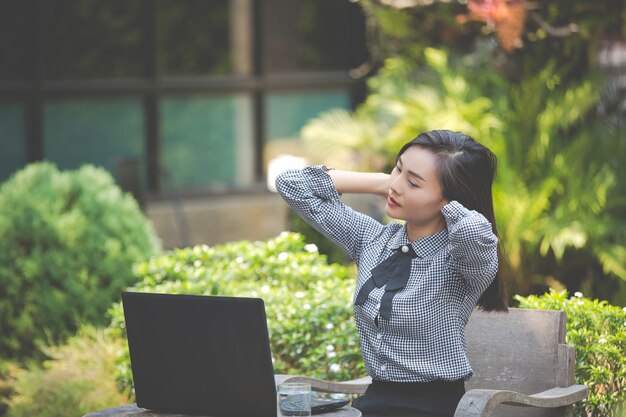 La donna soffre di affaticamento dal lavoro.