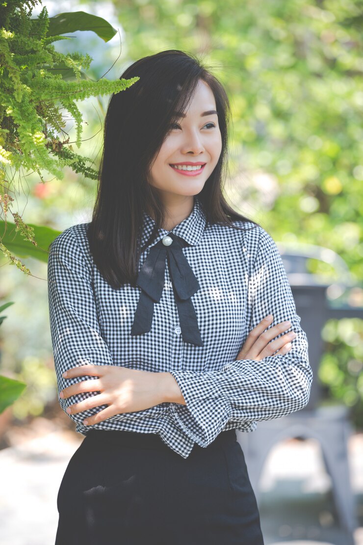 무료 Photo 여자는 직장에서 피로로 고통 받고 있습니다.