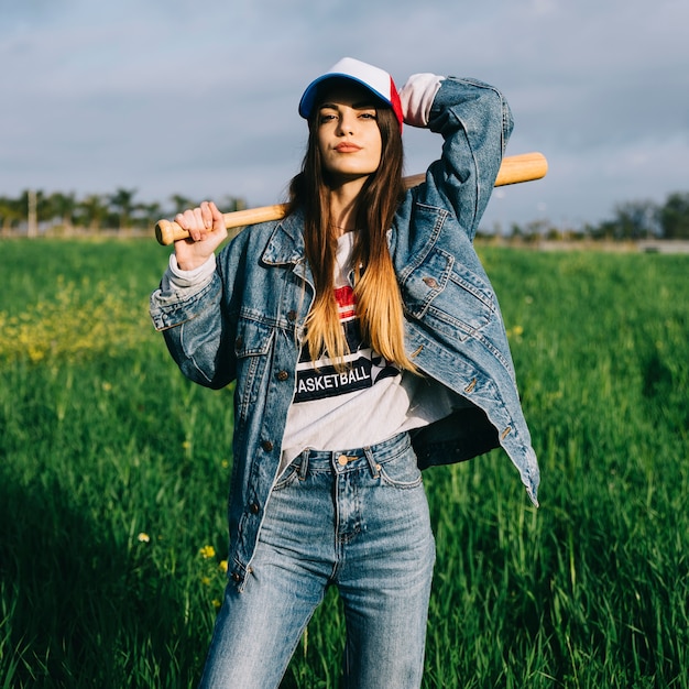 Foto gratuita donna in jeans che guarda l'obbiettivo