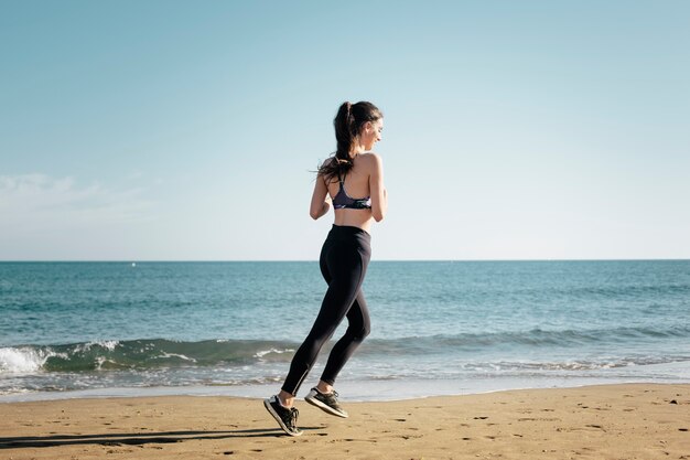 ビーチでジョギングする女性