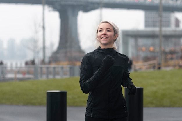 Foto gratuita donna che pareggia nell'orario invernale