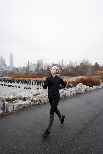 Foto gratuita donna che pareggia nell'orario invernale