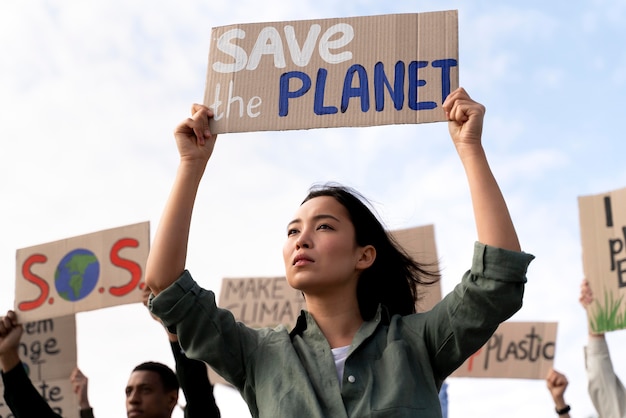 Женщина присоединяется к протесту против глобального потепления